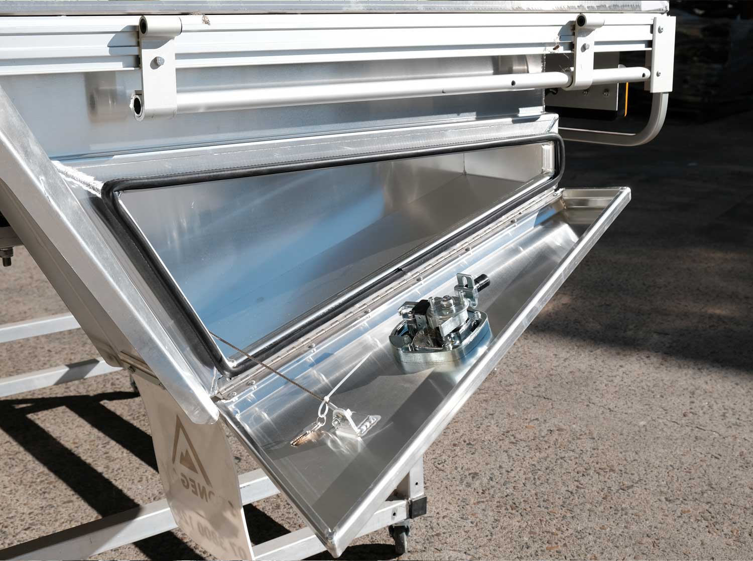DUAL CAB TRADIE ELITE UTE TRAY & CANOPY COMBO PACKAGE - Image 7