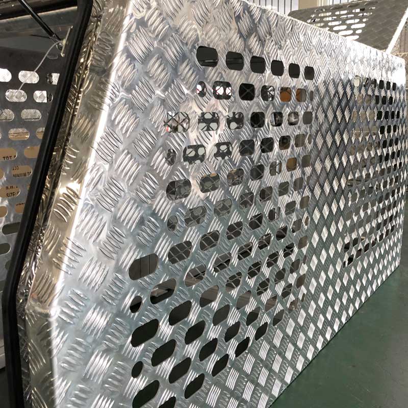 (DC3) 700MM ALUMINIUM DOG BOX – CHECKER PLATE - Image 6