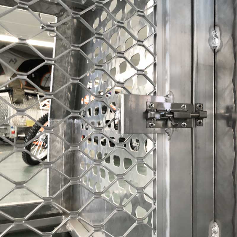 (DC3) 700MM ALUMINIUM DOG BOX – CHECKER PLATE - Image 9
